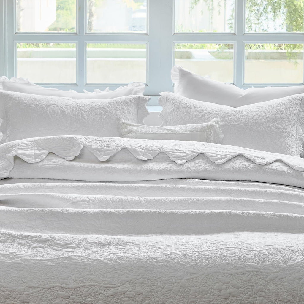 Brandream Premium White Cotton Quilt Set Oversized Queen Intricate Botanical Vine Stitching Scalloped Trim Lightweight All-Season Designer Bedspread 3-Piece