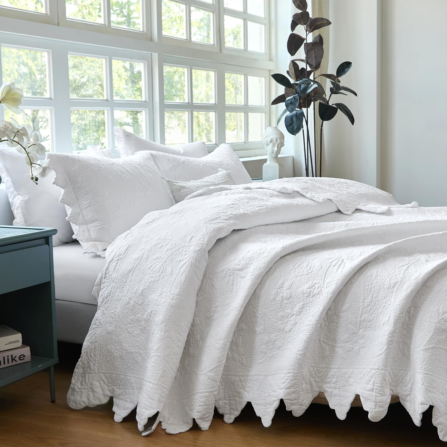 Brandream Premium White Cotton Quilt Set Oversized Queen Intricate Botanical Vine Stitching Scalloped Trim Lightweight All-Season Designer Bedspread 3-Piece