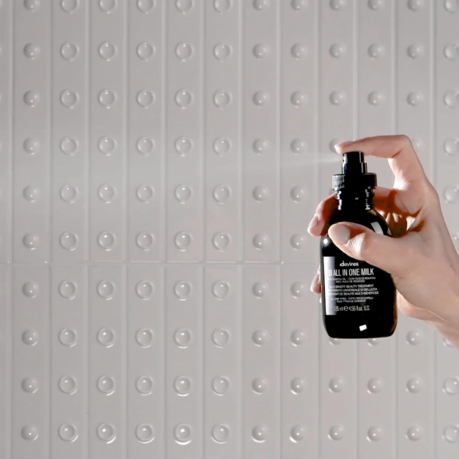 Davines OI All In One Milk, Hair Leave-in Conditioner Multi-Function Spray Treatment - Detangles, Controls Frizz & Heat Protectant - Weightless Antioxidant Roucou Oil Formula