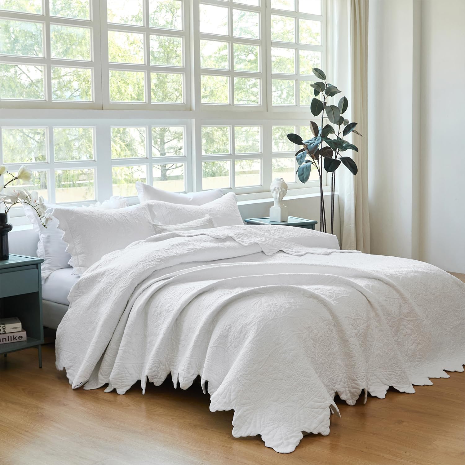 Brandream Premium White Cotton Quilt Set Oversized Queen Intricate Botanical Vine Stitching Scalloped Trim Lightweight All-Season Designer Bedspread 3-Piece