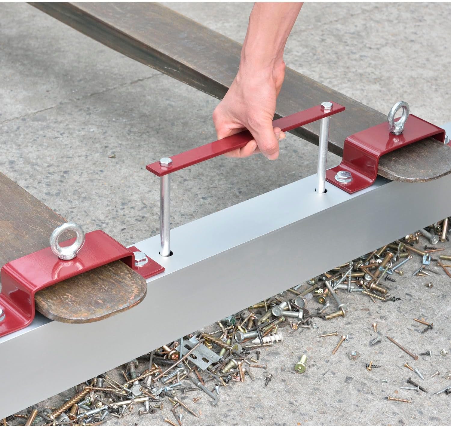 Global Industrial 36'W Hang-Type Magnetic Sweeper With Forklift Hanger