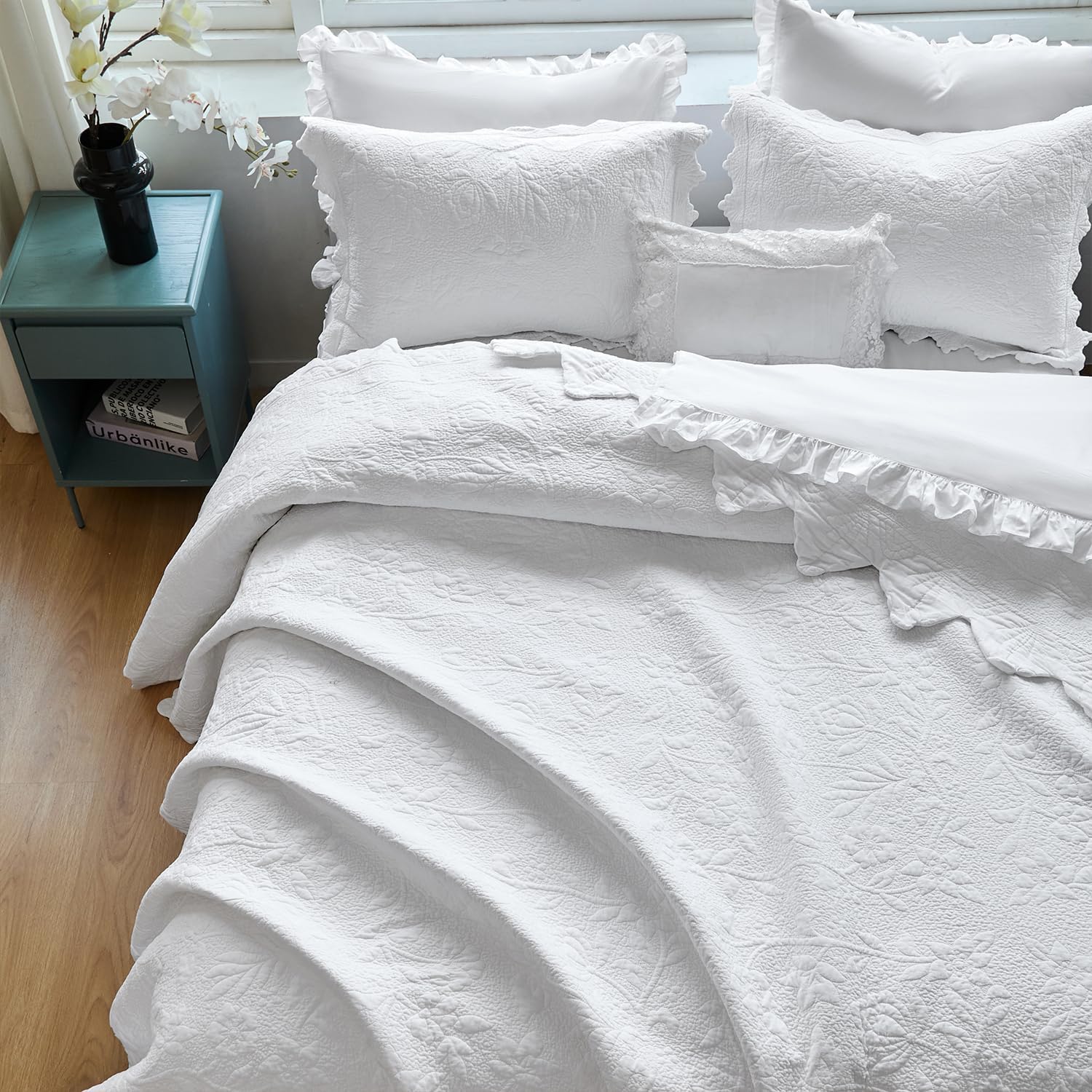 Brandream Premium White Cotton Quilt Set Oversized Queen Intricate Botanical Vine Stitching Scalloped Trim Lightweight All-Season Designer Bedspread 3-Piece