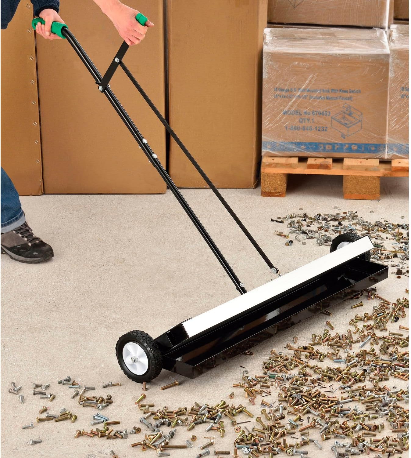 Global Industrial 36'W Heavy Duty Magnetic Sweeper With Release Lever