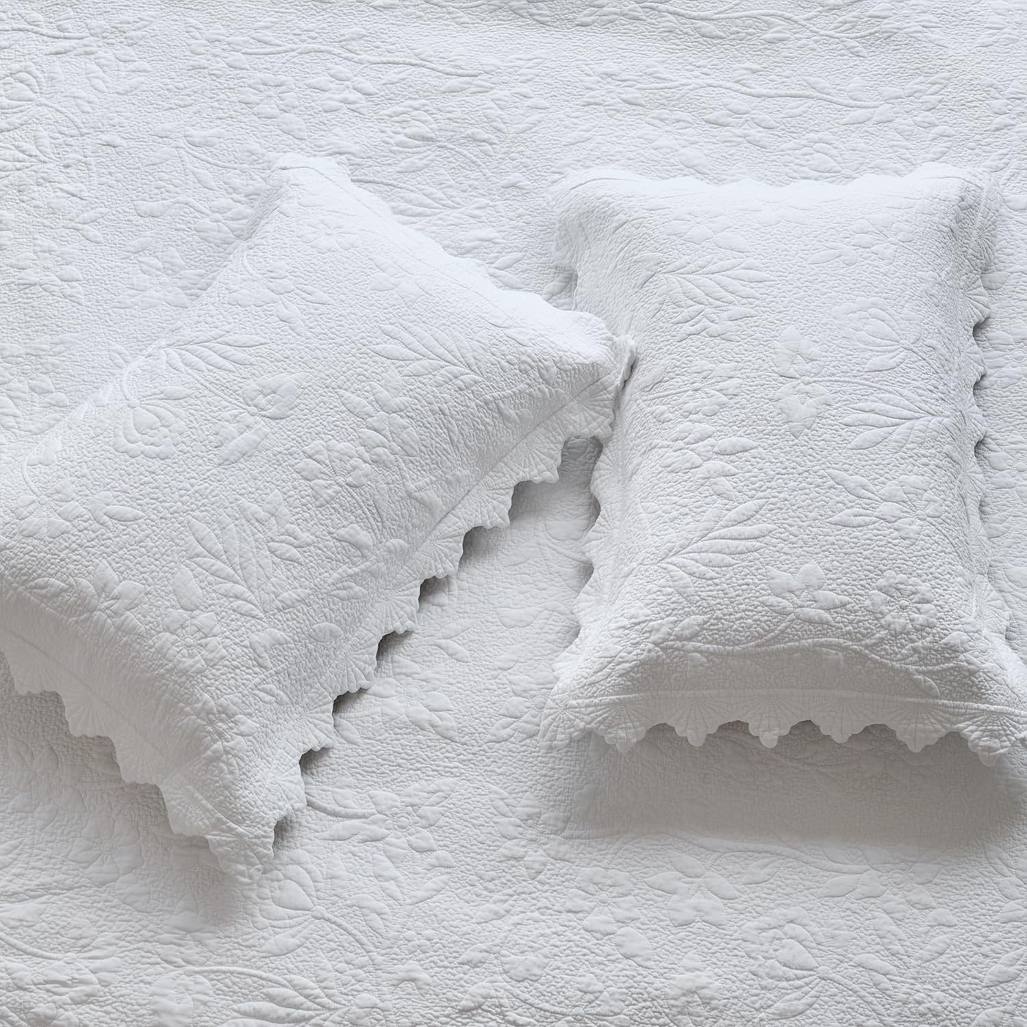 Brandream Premium White Cotton Quilt Set Oversized Queen Intricate Botanical Vine Stitching Scalloped Trim Lightweight All-Season Designer Bedspread 3-Piece