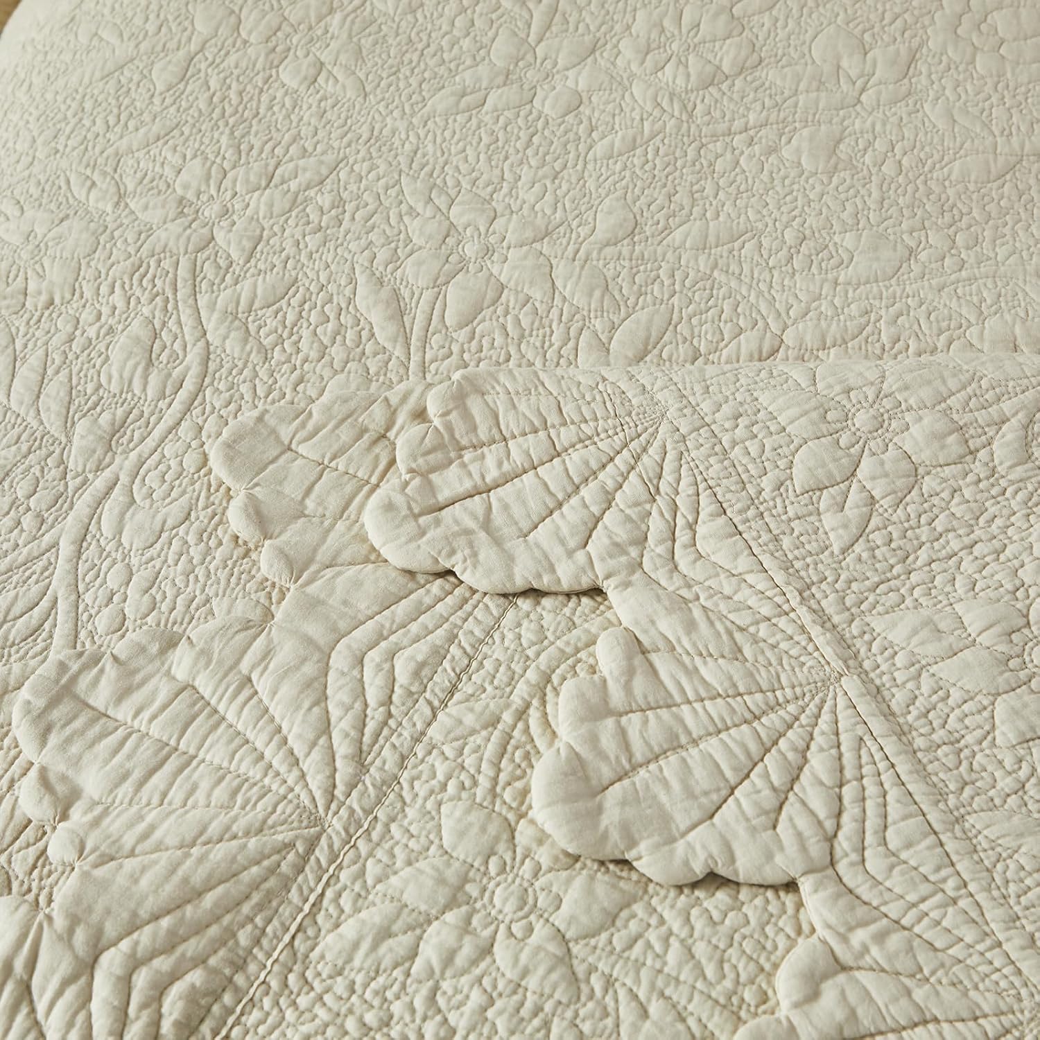 Brandream Beige Quilts Queen King Size Cotton Farmhouse Matelasse Coverlet Scalloped Edge Bedspreads Luxury Quilt Bedding Set 3-Piece 98x106