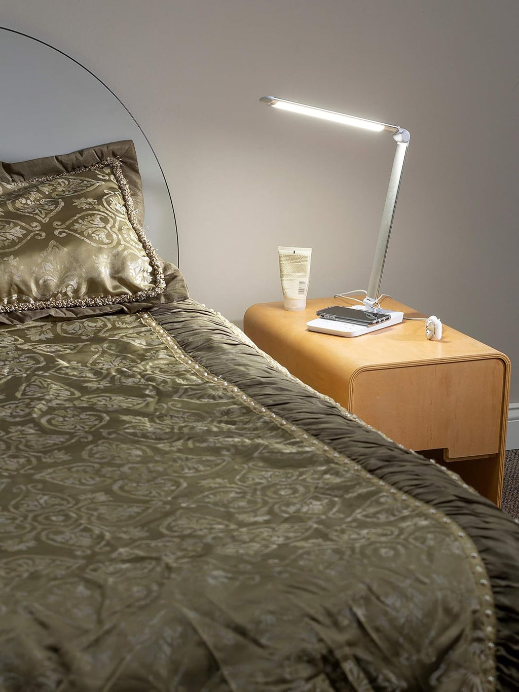 Safco 1009SL, Pivoting Neck, Built-in Wireless, USB Port Vamp LED Lamp with Charging Pad, Silver, 16' D x 5' W x 16.75' H