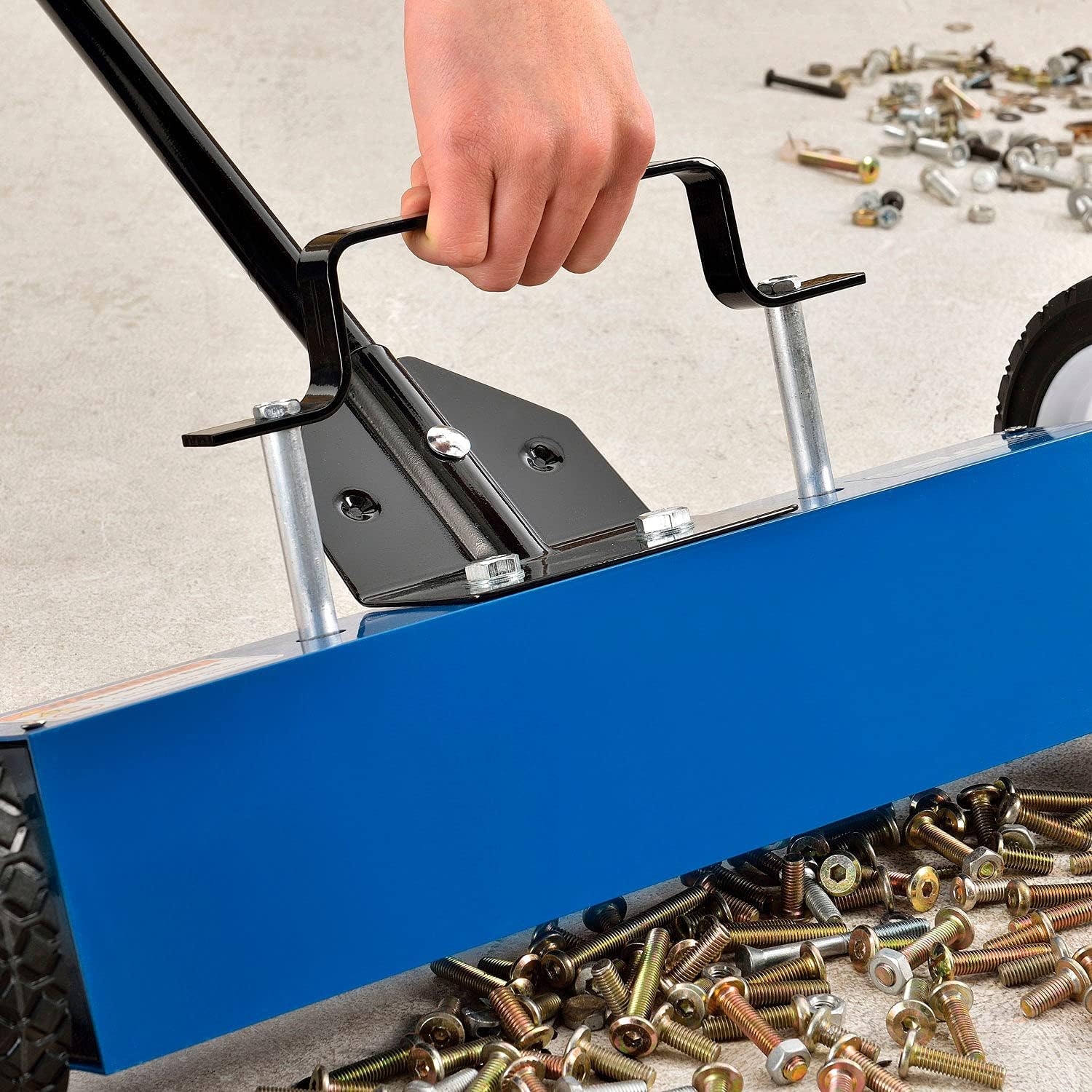 Global Industrial 18'W Magnetic Floor Sweeper